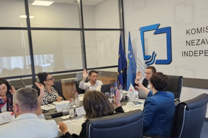 KPM gjobit mediat për shkelje të pretenduara në zgjedhjet e 2025, Rexha i AGK:Skandaloze, dëshmi e kapjes së institucionit nga VV-ja