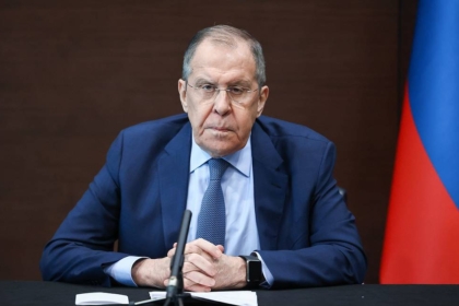 Lavrov zemërohet dhe kërcënon gazetarin: Nëse nuk e dorëzon telefonin, sigurimi do të nxjerrë një armë