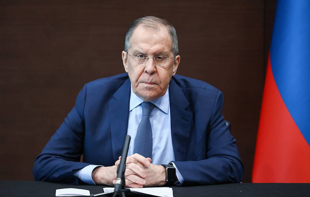 Lavrov zemërohet dhe kërcënon gazetarin: Nëse nuk e dorëzon telefonin, sigurimi do të nxjerrë një armë Lavrov zemërohet dhe kërcënon gazetarin: Nëse nuk e dorëzon telefonin, sigurimi do të nxjerrë një armë