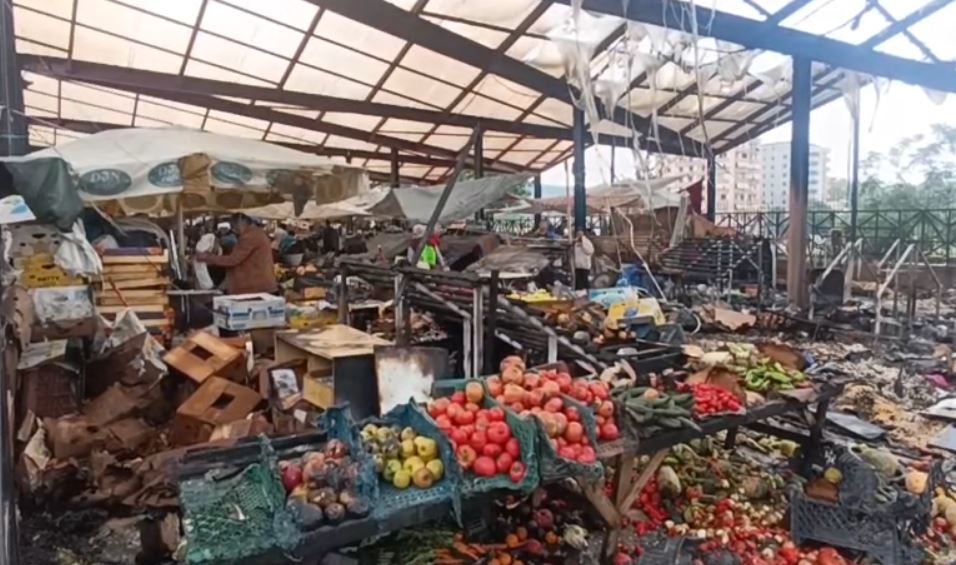 Përfshihet nga flakët tregu i fruta-perimeve në Lushnjë, ishte rikonstruktuar 3 vite më parë