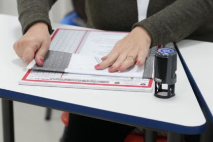 Fillimi i votimit me postë, KQZ del me njoftim për mërgimtarët – pjesë e listës edhe disa që ishin regjistruar për votim fizik