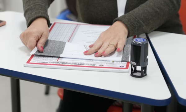 Fillimi i votimit me postë, KQZ del me njoftim për mërgimtarët – pjesë e listës edhe disa që ishin regjistruar për votim fizik Fillimi i votimit me postë, KQZ del me njoftim për mërgimtarët – pjesë e listës edhe disa që ishin regjistruar për votim fizik