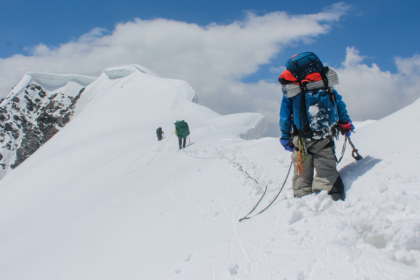 Rekord në Everest, 274 alpinistë pushtojnë majën brenda një dite nga ana e Nepalit