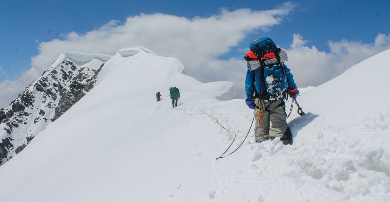 Rekord në Everest, 274 alpinistë pushtojnë majën brenda një dite nga ana e Nepalit