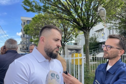 Sami Lushtaku në pritje të njësitit policor nga Prishtina, Mërgim Lushtaku: Pasi të vijnë, ai shkon e jep intervistën