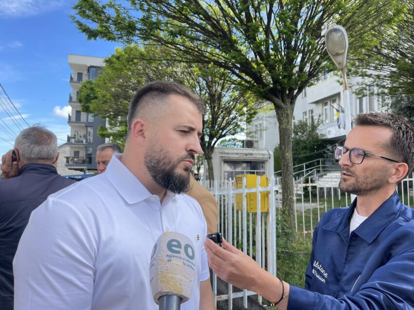 Sami Lushtaku në pritje të njësitit policor nga Prishtina, Mërgim Lushtaku: Pasi të vijnë, ai shkon e jep intervistën Sami Lushtaku në pritje të njësitit policor nga Prishtina, Mërgim Lushtaku: Pasi të vijnë, ai shkon e jep intervistën