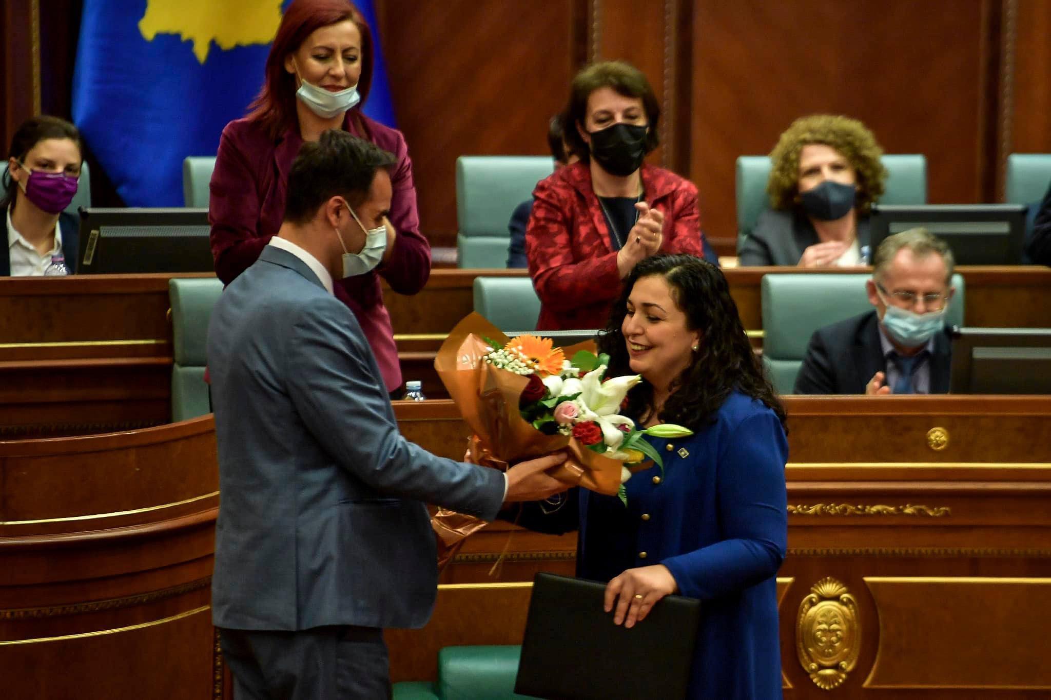 Mirena e quan servil Konjufcën që ofendoi me fjalën “frizerkat”, e publikon fotografinë kur i jepte lule Osmanit