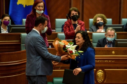 Mirena e quan servil Konjufcën për fjalën “frizerkat”, e publikon fotografinë kur i jepte lule Osmanit