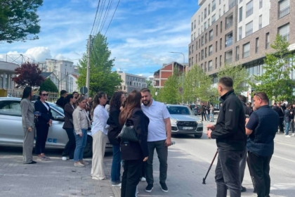Mërgim Lushtaku dhe një numër qytetarësh grumbullohen para Policisë ku pritet intervistimi i Sami Lushtakut