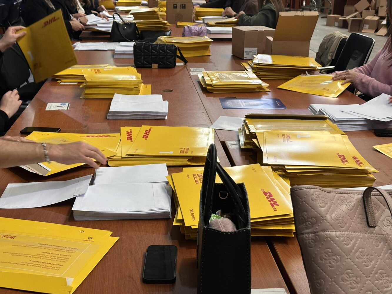 75 mijë pako me fletëvotime për ata që do votojnë me postë, edhe 30 mijë do të bëhen gati 75 mijë pako me fletëvotime për ata që do votojnë me postë, edhe 30 mijë do të bëhen gati