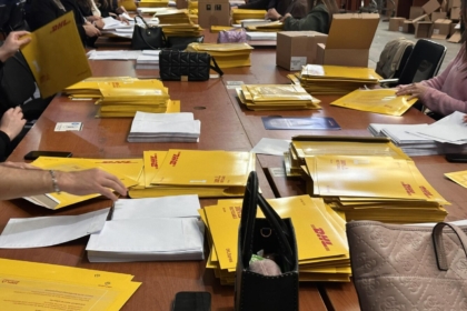 KQZ përgatit 75 mijë pako me fletëvotime për ata që do votojnë me postë, edhe 30 mijë do bëhen gati