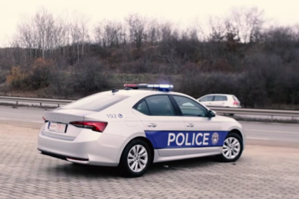 Dëmtohet vetura zyrtare e gjykatëses në Prishtinë, policia nis hetimet