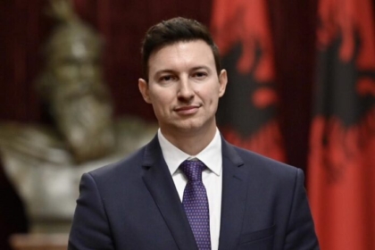 Protesta e studentëve në RMV, ambasadori Meidani mesazh me vargjet e Fishtës: Gjuhën t’uej kurr mos ta lini, mos ta lini sa t’jetë jeta