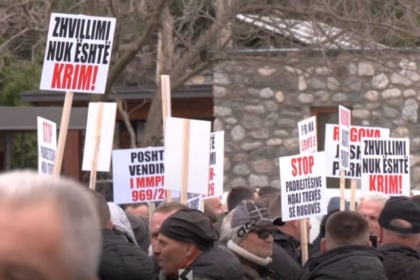 Protestohet sot në Prishtinë kundër ndalimit të shërbimeve ndërtimore në Rugovë