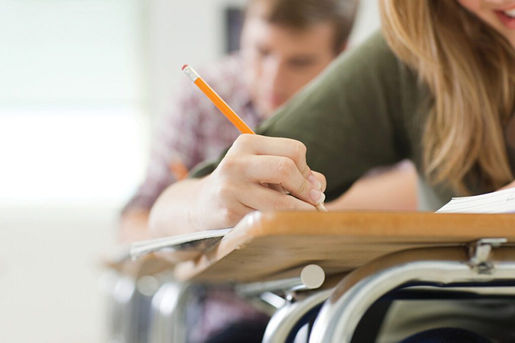 Gjysma e grave dhe një pjesë e madhe e burrave në Shqipëri kanë vetëm arsim 9-vjeçar, Kosova ka rezultate të ngjashme