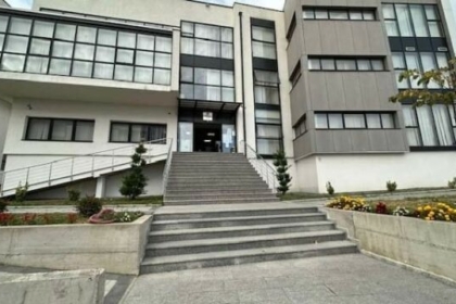 Drejtori i shkollës në Gjakovë dyshohet se ngacmoi të miturën, Prokuroria thotë se po ndërmarrin veprimet e nevojshme
