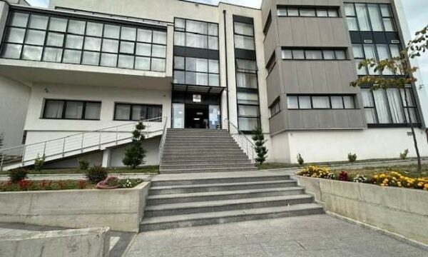 Drejtori i shkollës në Gjakovë dyshohet se ngacmoi të miturën, Prokuroria thotë se po ndërmarrin veprimet e nevojshme Drejtori i shkollës në Gjakovë dyshohet se ngacmoi të miturën, Prokuroria thotë se po ndërmarrin veprimet e nevojshme