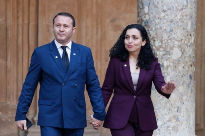 “Kur jemi te frizerkat”, burri i Vjosa Vjosa Osmanit i reagon Glauk Konjufcës: Tallje me çdo vajzë e grua në Kosovë