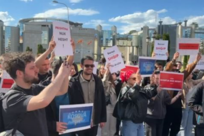“Prishtina nuk hesht”, studentëve shqiptarë në Shkup u bashkohen në protestë edhe kolegë nga Kosova