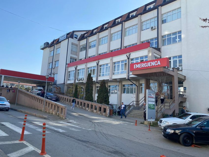 Ra nga kulmi derisa po punonte, QKUK jep detaje për gjendjen e 27 vjeçarit: Ra nga 5-6 metra, lëndimet janë serioze