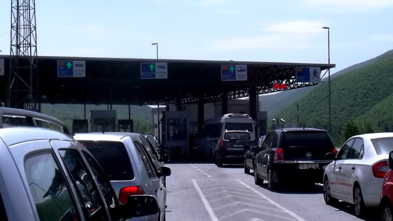Bllokohet kufiri Kosovë-RMV, policia maqedonase e ndalon qarkullimin Bllokohet kufiri Kosovë-RMV, policia maqedonase e ndalon qarkullimin