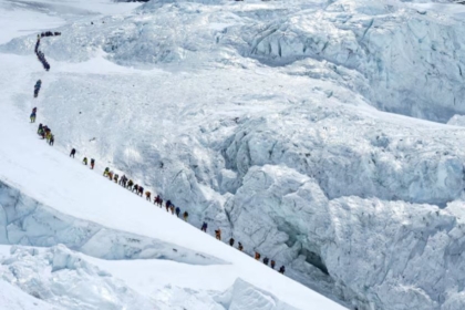 Numër rekord: 274 alpinistë ngjiten në Everest për një ditë nga ana e Nepalit