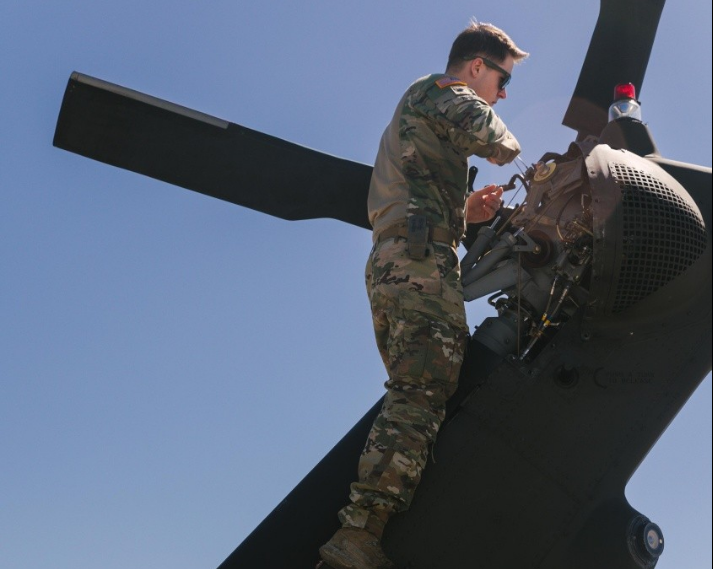 Ushtarët amerikanë mirëmbajnë dhe inspektojnë helikopterët Black Hawk në Bondsteel