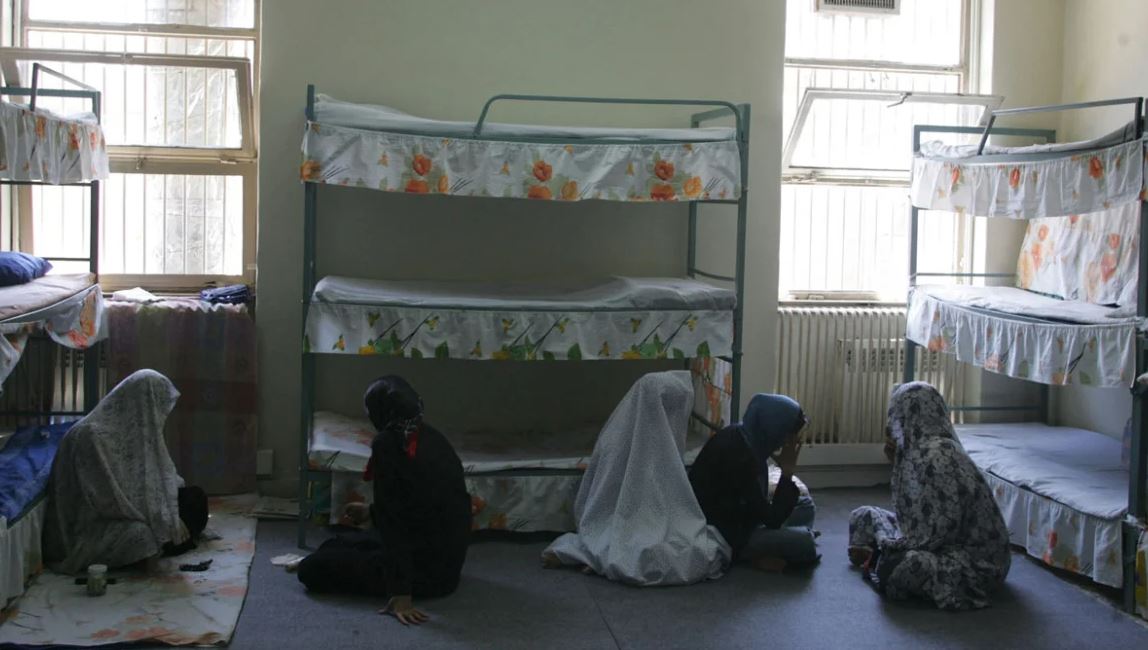 Dëshmi tronditëse për përdhunime dhe tortura në burgjet iraniane – “Kasapi i Evinit” dhe praktikat e poshtërimit nga regjimi i Teheranit
