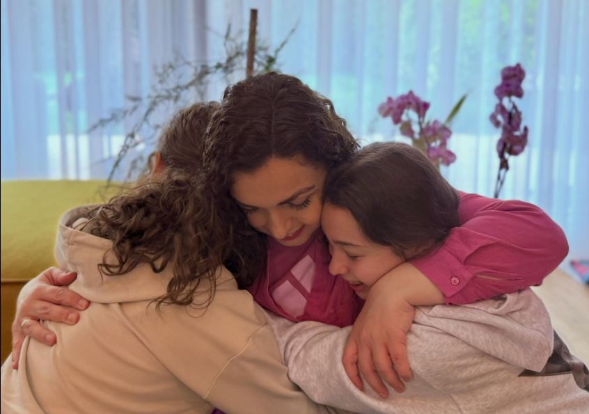 Në përqafimin e vajzave, Osmani falënderon për urimet që mori për ditëlindje