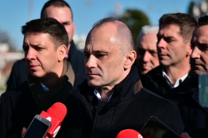 Filipçe: Qeveria po e çon vendin drejt kolapsit financiar