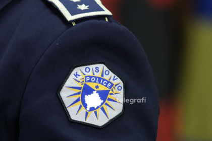 Policia gjen armë me fishekë në një veturë në Pejë