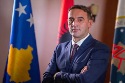 Fermerët e Drenasit derdhin qumështin në kanal pas rënies së çmimit, Haradinaj: Kjo është marre për vendin