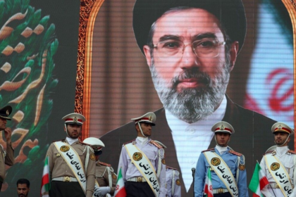 Udhëheqësi suprem i Iranit takohet me shefin ushtarak për 'masa të reja'