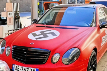 Policia në kërkim të mjetit me simbole naziste në Tiranë, si u zbulua nga autoritetet e huaja