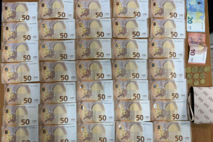Mësuesja nga Ferizaj e gjen portofolin me mbi 2 mijë euro në rrugë dhe e dorëzon në Polici, paratë i kthehen pronares