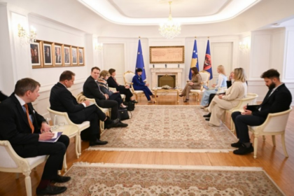 Haxhiu pret komisionaren e BE-së: Kosova, e përkushtuar ndaj rrugës evropiane