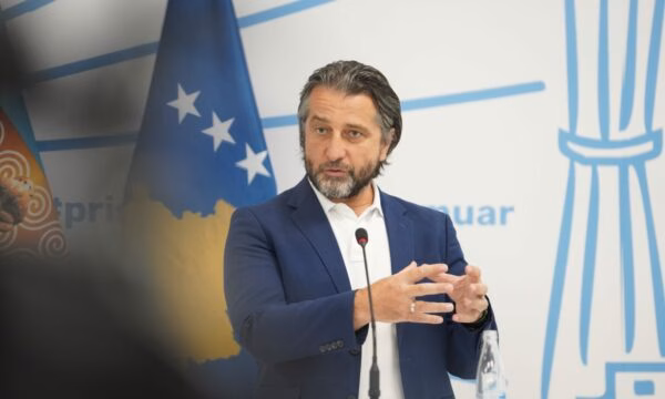 Rama bën thirrje për pjesëmarrje në protestën e studentëve në Shkup për gjuhën shqipe