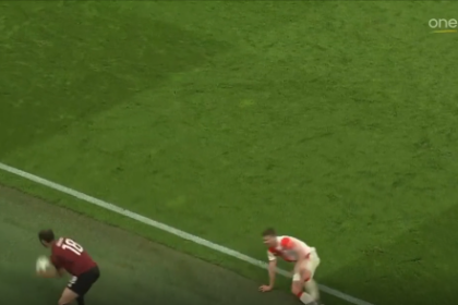 Futbollisti i Slavia Pragës bëhet viral me veprimin e tij unik për ta vonuar lojën