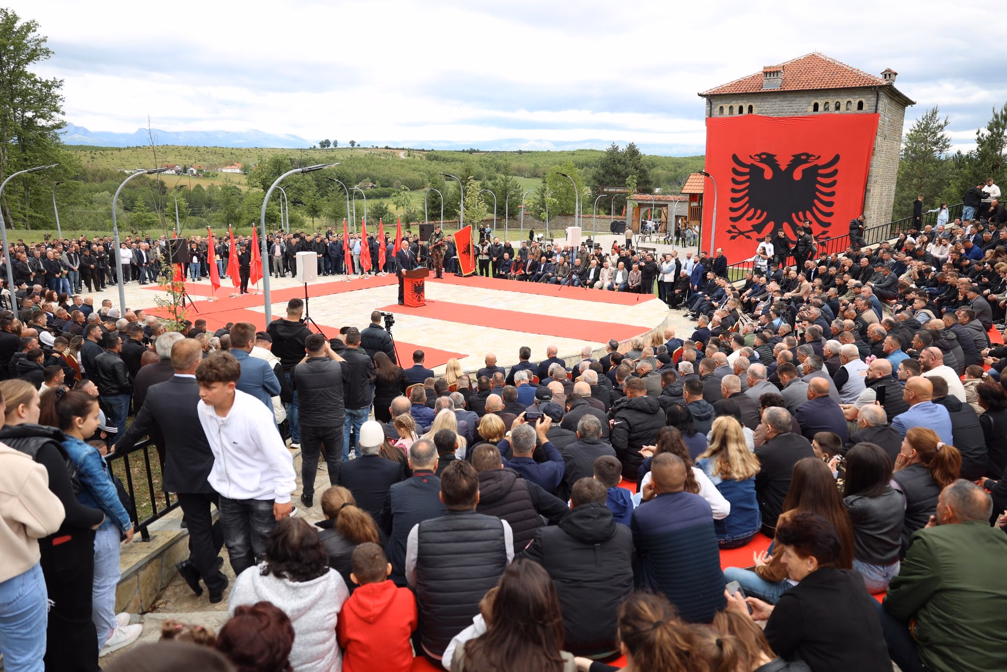 27 vjet nga beteja e Jabllanicës, Haradinaj përlotet teksa i kujton shokët e rënë 27 vjet nga beteja e Jabllanicës, Haradinaj përlotet teksa i kujton shokët e rënë