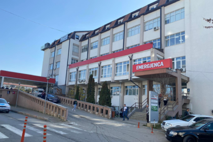Vdes në QKUK personi i cili u vetaksidentua para një jave me motoçikletë në Pejë
