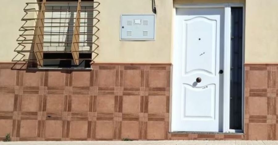 Djali vret me armë dy prindërit e tij në Spanjë dhe plagos katër të tjerë nën moshën 18 vjeç
