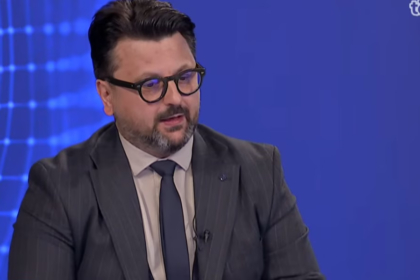 Konjufca ironizoi me termin “frizerkat”, Mustafa: Një përfaqësues shteti s’duhet të përdorë këtë gjuhë