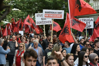 Të rinjtë në Tiranë krah studentëve shqiptarë në Shkup, marshim drejt Ambasadës së Maqedonisë më 26 maj