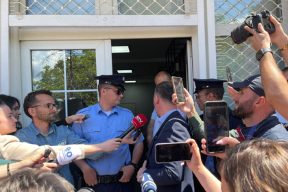 PSD-ja zhvillon aktivitet pranë selisë së VV-së, Molliqaj nuk lejohet të hyjë brenda