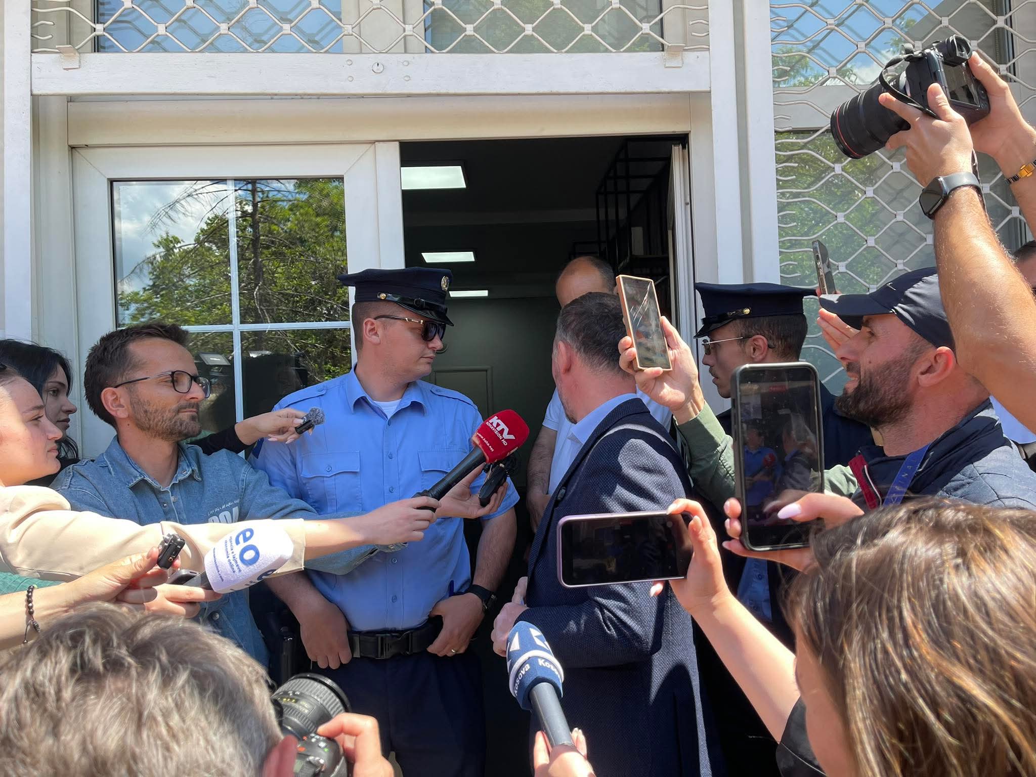 PSD-ja zhvillon aktivitet pranë selisë së VV-së, Molliqaj nuk lejohet të hyjë brenda