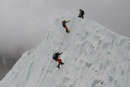 Rekord në Everest, 274 alpinistë arrijnë majën brenda një dite