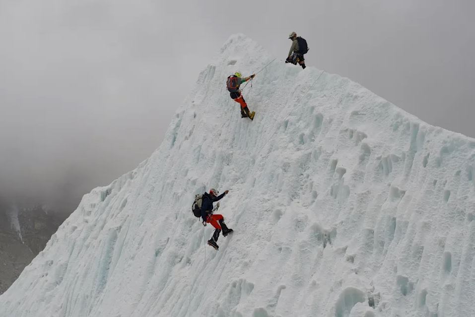Rekord në Everest, 274 alpinistë arrijnë majën brenda një dite Rekord në Everest, 274 alpinistë arrijnë majën brenda një dite