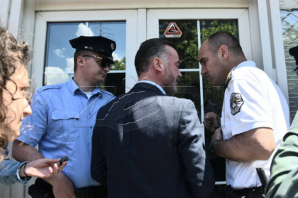 PSD-ja zhvillon aktivitet pranë selisë së LVV-së, Molliqaj nuk lejohet të hyjë brenda