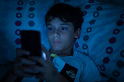 Studimi: Përdorimi i telefonit gjatë natës po ua “vjedh” gjumin adoleshentëve