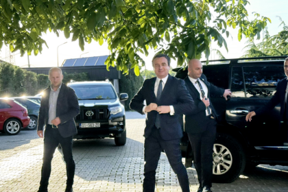 Raporti policor për ‘incidentin’ me eskortën e Kurtit në Skenderaj: Vetura nuk e ka rrezikuar eskortën, nuk ka elemente të vepres penale